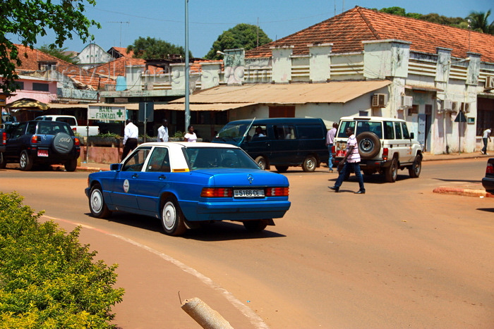 guinea-bissau36: Guinea Bissau / Guiné Bissau - Bissau, Bissau Region: Taxi and colonial architecture, everyday life / Táxi, vida quotidiana - photo by R.V.Lopes - (c) Travel-Images.com - Stock Photography agency - Image Bank