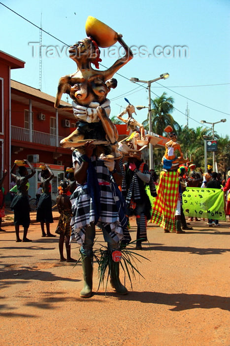 guinea-bissau37: Bissau, Guinea Bissau / Guiné Bissau: Amílcar Cabral Avenue, Carnival, men parading with masks / Avenida Amilcar Cabral, carnaval, homens a desfilar as máscaras - photo by R.V.Lopes - (c) Travel-Images.com - Stock Photography agency - Image Bank