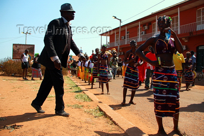 guinea-bissau38: Bissau, Guinea Bissau / Guiné Bissau: Amílcar Cabral Avenue, Carnival, women parading and man with suit / Avenida Amilcar Cabral, carnaval, mulheres a desfilar e homem de fato - photo by R.V.Lopes - (c) Travel-Images.com - Stock Photography agency - Image Bank