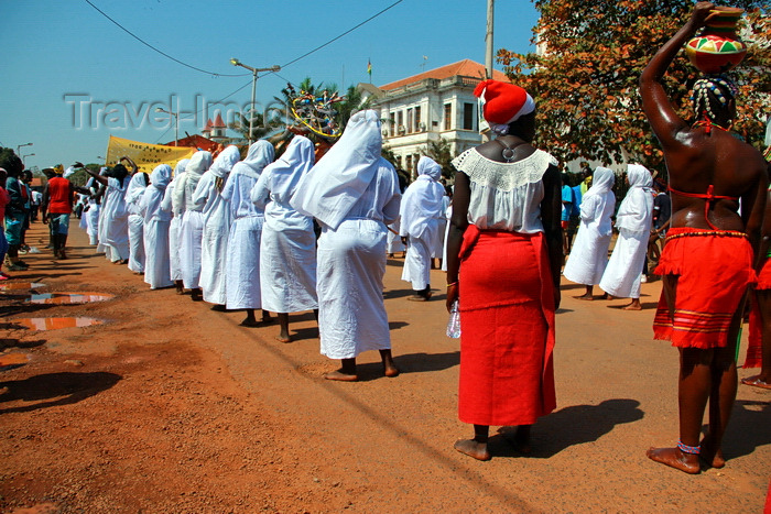 guinea-bissau39: Bissau, Guinea Bissau / Guiné Bissau: Amílcar Cabral Avenue, Carnival, women parading with white clothes - former building of the Tax administration / Avenida Amilcar Cabral, carnaval, mulheres a desfilar com traje branco - antigo edifício da Fazenda de Bissau - photo by R.V.Lopes - (c) Travel-Images.com - Stock Photography agency - Image Bank