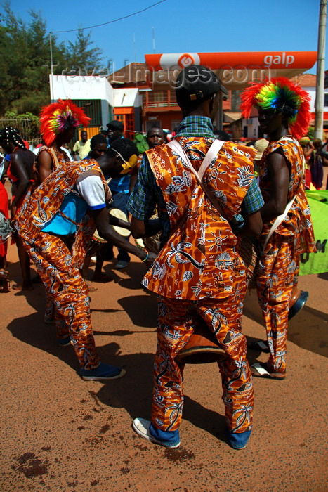 guinea-bissau40: Bissau, Guinea Bissau / Guiné Bissau: Amílcar Cabral Avenue, Carnival, men playing musical instruments - Bomba da GALP / Avenida Amilcar Cabral, carnaval, homens a tocar instrumentos musicais - Galp petrol station - photo by R.V.Lopes - (c) Travel-Images.com - Stock Photography agency - Image Bank