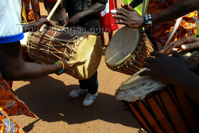 guinea-bissau41: Bissau, Guinea Bissau / Guiné Bissau: Amílcar Cabral Avenue, Carnival, men playing drums / Avenida Amilcar Cabral, carnaval, homens a tocar tambor - photo by R.V.Lopes - (c) Travel-Images.com - Stock Photography agency - Image Bank