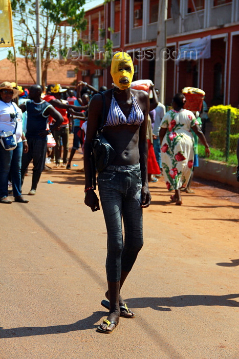 guinea-bissau42: Bissau, Guinea Bissau / Guiné Bissau: Amílcar Cabral Avenue, Carnival, crude transvestite / Avenida Amilcar Cabral, carnaval, homem mascarado de travesti- photo by R.V.Lopes - (c) Travel-Images.com - Stock Photography agency - Image Bank