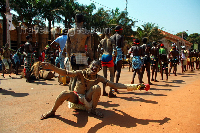 guinea-bissau44: Bissau, Guinea Bissau / Guiné Bissau: Amílcar Cabral Avenue, Carnival, young men to dance / Avenida Amilcar Cabral, carnaval, homens a dançar - photo by R.V.Lopes - (c) Travel-Images.com - Stock Photography agency - Image Bank