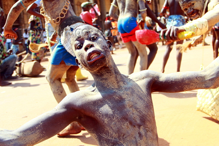 guinea-bissau45: Bissau, Guinea Bissau / Guiné Bissau: Amílcar Cabral Avenue, Carnival, young man dancing / Avenida Amilcar Cabral, carnaval, homem a dançar - photo by R.V.Lopes - (c) Travel-Images.com - Stock Photography agency - Image Bank