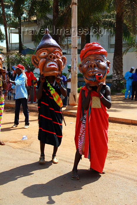 guinea-bissau46: Bissau, Guinea Bissau / Guiné Bissau: Amílcar Cabral Avenue, Carnival, men parading with masks / Avenida Amilcar Cabral, carnaval, homens a desfilar as máscaras - photo by R.V.Lopes - (c) Travel-Images.com - Stock Photography agency - Image Bank