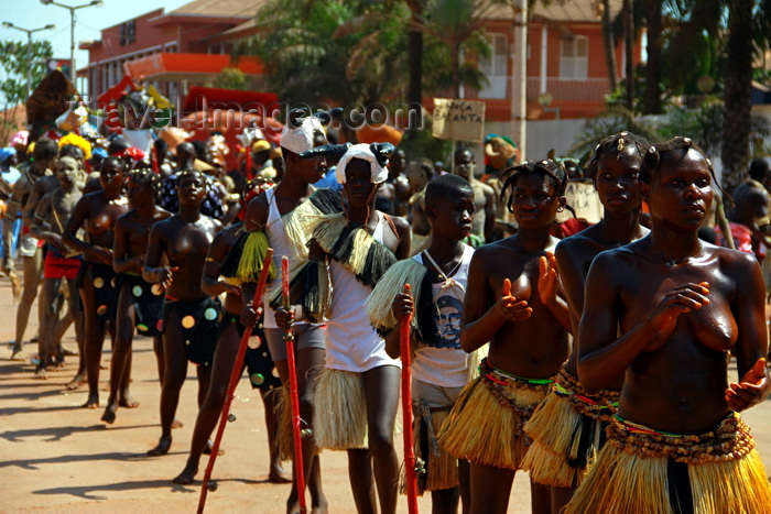 guinea-bissau47: Bissau, Guinea Bissau / Guiné Bissau: Amílcar Cabral Avenue, Carnival, young women and men parading / Avenida Amilcar Cabral, carnaval, jovens mulheres e homens a desfilar - photo by R.V.Lopes - (c) Travel-Images.com - Stock Photography agency - Image Bank