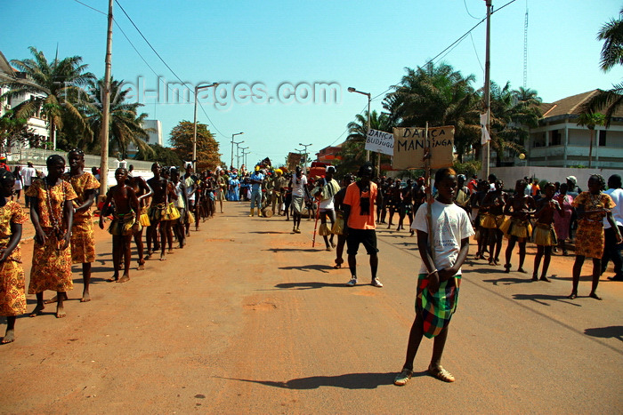 guinea-bissau48: Bissau, Guinea Bissau / Guiné Bissau: Amílcar Cabral Avenue, Carnival, parade / Avenida Amilcar Cabral, carnaval, desfile - photo by R.V.Lopes - (c) Travel-Images.com - Stock Photography agency - Image Bank