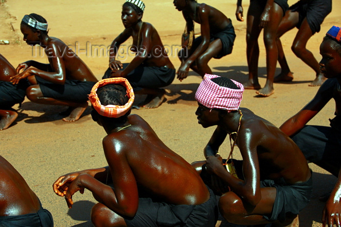 guinea-bissau49: Bissau, Guinea Bissau / Guiné Bissau: Amílcar Cabral Avenue, Carnival, young women parading / Avenida Amilcar Cabral, carnaval, jovens mulheres a desfilar - photo by R.V.Lopes - (c) Travel-Images.com - Stock Photography agency - Image Bank