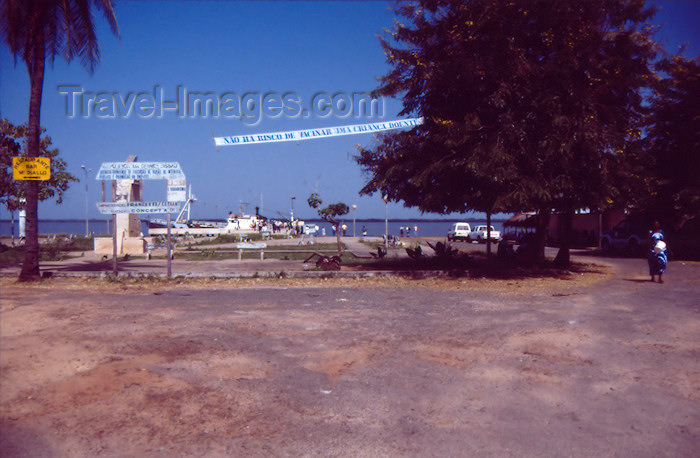 guinea-bissau5: Guinea Bissau / Guiné Bissau - Cacheu: ferry and health campaign - waterfront - Atlantic Ocean / ferry e campanha de saude (foto de / photo by Dolores CM) - (c) Travel-Images.com - Stock Photography agency - Image Bank