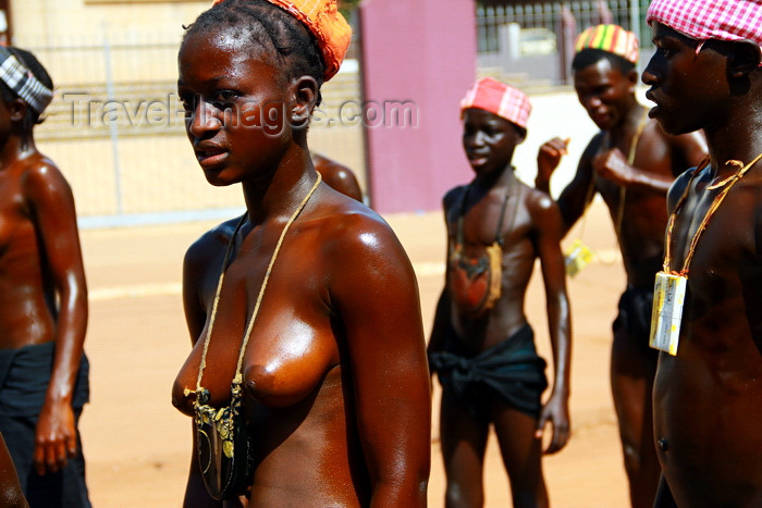 guinea-bissau50: Bissau, Guinea Bissau / Guiné Bissau: Amílcar Cabral Avenue, Carnival, young women parading / Avenida Amilcar Cabral, carnaval, jovens mulheres a desfilar - photo by R.V.Lopes - (c) Travel-Images.com - Stock Photography agency - Image Bank