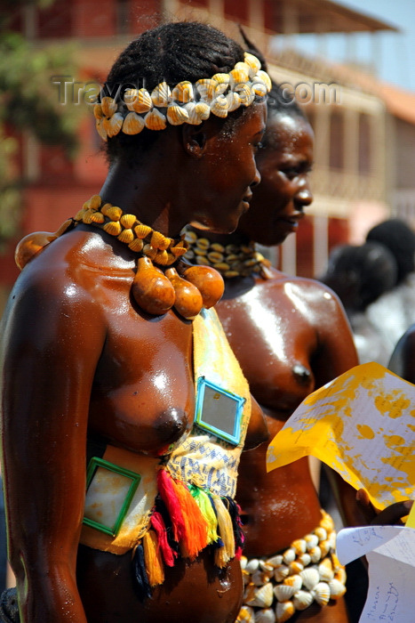 guinea-bissau51: Bissau, Guinea Bissau / Guiné Bissau: Amílcar Cabral Avenue, Carnival, young women parading - body covered in oil / Avenida Amilcar Cabral, carnaval, jovens mulheres a desfilar - photo by R.V.Lopes - (c) Travel-Images.com - Stock Photography agency - Image Bank