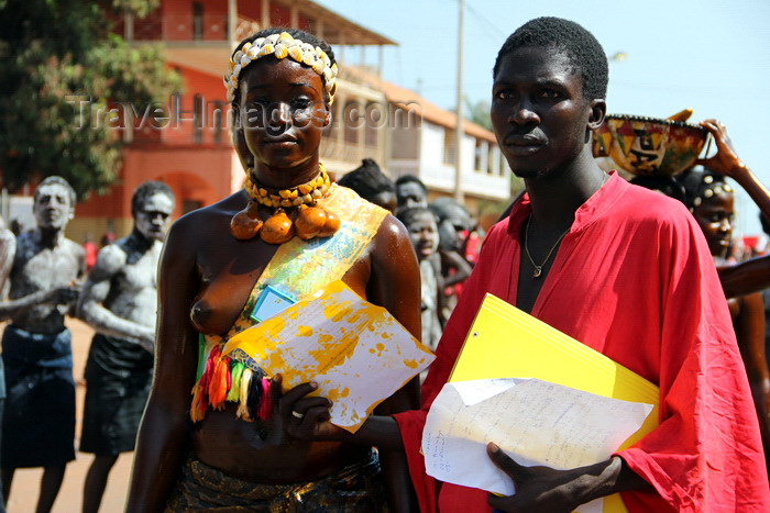 guinea-bissau52: Bissau, Guinea Bissau / Guiné Bissau: Avenida Amílcar Cabral, Carnival, young woman and man parading / Avenida Amilcar Cabral, Carnaval, jovem mulher e homem a desfilar - photo by R.V.Lopes - (c) Travel-Images.com - Stock Photography agency - Image Bank