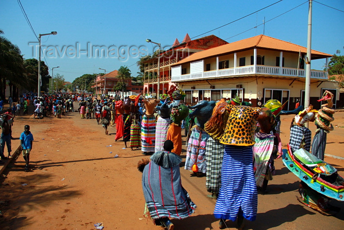 guinea-bissau53: Bissau, Guinea Bissau / Guiné Bissau: Amílcar Cabral Avenue, Carnival, parade / Avenida Amilcar Cabral, Carnaval, desfile - photo by R.V.Lopes - (c) Travel-Images.com - Stock Photography agency - Image Bank