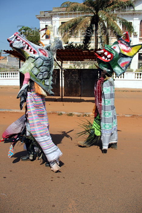 guinea-bissau54: Bissau, Guinea Bissau / Guiné Bissau: Amílcar Cabral Avenue, Carnival, men parading with masks near the old Tax Administration building / Avenida Amilcar Cabral, carnaval, homens a desfilar as máscaras - antigo edifício da Fazenda de Bissau - photo by R.V.Lopes - (c) Travel-Images.com - Stock Photography agency - Image Bank