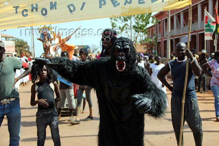 guinea-bissau55: Bissau, Guinea Bissau / Guiné Bissau: Amílcar Cabral Avenue, Carnival, monster / Avenida Amilcar Cabral, Carnaval, monstro - photo by R.V.Lopes - (c) Travel-Images.com - Stock Photography agency - Image Bank