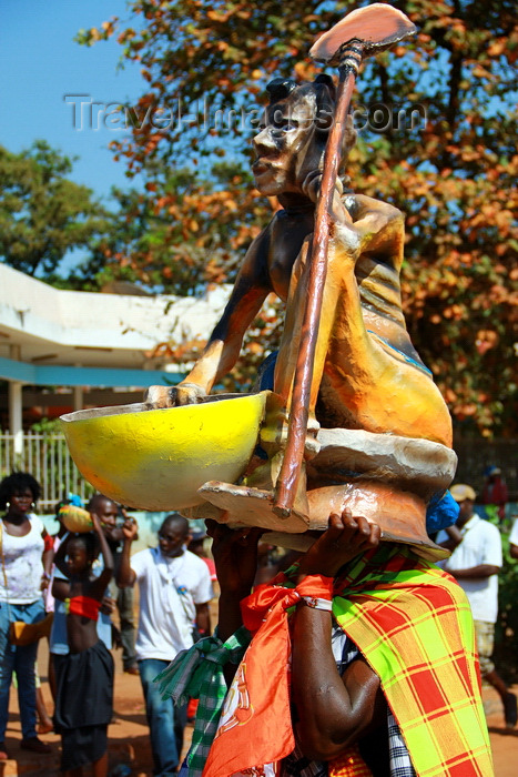 guinea-bissau56: Bissau, Guinea Bissau / Guiné Bissau: Amílcar Cabral Avenue, Carnival, mask/ Avenida Amilcar Cabral, Carnaval, máscara - photo by R.V.Lopes - (c) Travel-Images.com - Stock Photography agency - Image Bank