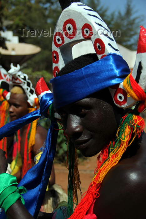 guinea-bissau57: Bissau, Guinea Bissau / Guiné Bissau: Amílcar Cabral Avenue, Carnival, man with mask / Avenida Amilcar Cabral, Carnaval, homem com máscara - photo by R.V.Lopes - (c) Travel-Images.com - Stock Photography agency - Image Bank