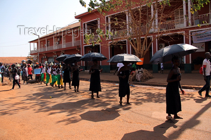 guinea-bissau58: Bissau, Guinea Bissau / Guiné Bissau: Amílcar Cabral Avenue, Carnival, young women parading / Avenida Amilcar Cabral, carnaval, jovens mulheres a desfilar - photo by R.V.Lopes - (c) Travel-Images.com - Stock Photography agency - Image Bank