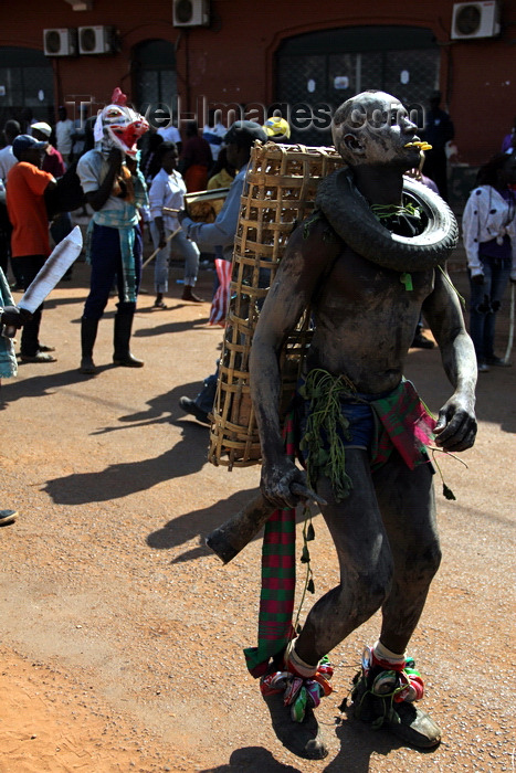 guinea-bissau59: Bissau, Guinea Bissau / Guiné Bissau: Amílcar Cabral Avenue, Carnival, man parading/ Avenida Amilcar Cabral, Carnaval, homem a desfilar - photo by R.V.Lopes - (c) Travel-Images.com - Stock Photography agency - Image Bank