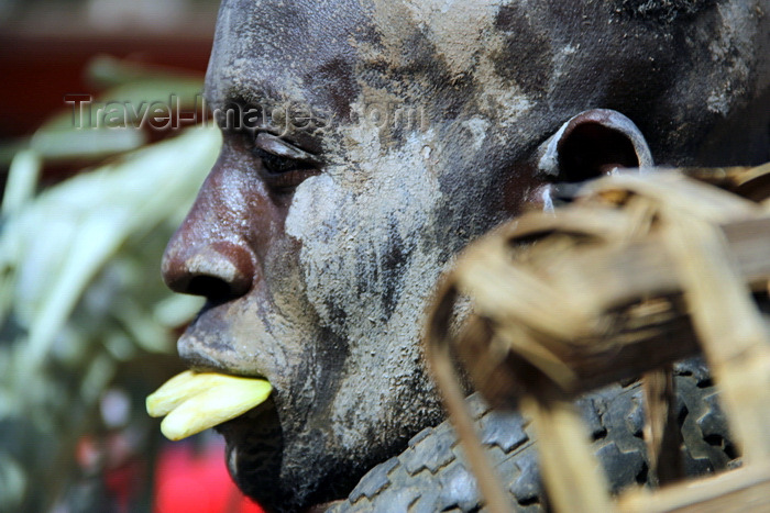 guinea-bissau60: Bissau, Guinea Bissau / Guiné Bissau: Amílcar Cabral Avenue, Carnival, face of a man parading / Avenida Amilcar Cabral, carnaval, cara de um homem a desfilar - photo by R.V.Lopes - (c) Travel-Images.com - Stock Photography agency - Image Bank