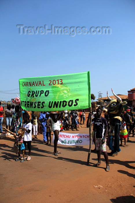 guinea-bissau61: Bissau, Guinea Bissau / Guiné Bissau: Amílcar Cabral Avenue, Carnival, parade, group ‘Sintrenses Unidos’/ Avenida Amilcar Cabral, carnaval, desfile, grupo ‘Sintrenses Unidos’ - photo by R.V.Lopes - (c) Travel-Images.com - Stock Photography agency - Image Bank