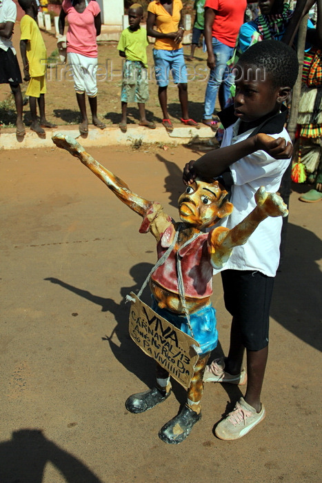 guinea-bissau62: Bissau, Guinea Bissau / Guiné Bissau: Amílcar Cabral Avenue, Carnival, parade, child, ‘Viva o Carnaval 2013’/ Avenida Amilcar Cabral, Carnaval, desfile, criança, viva o carnaval 2013 - photo by R.V.Lopes - (c) Travel-Images.com - Stock Photography agency - Image Bank