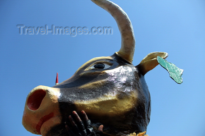 guinea-bissau63: Bissau, Guinea Bissau / Guiné Bissau: Amílcar Cabral Avenue, Carnival, parade, cow head / Avenida Amilcar Cabral, carnaval, desfile, cabeça de vaca - photo by R.V.Lopes - (c) Travel-Images.com - Stock Photography agency - Image Bank