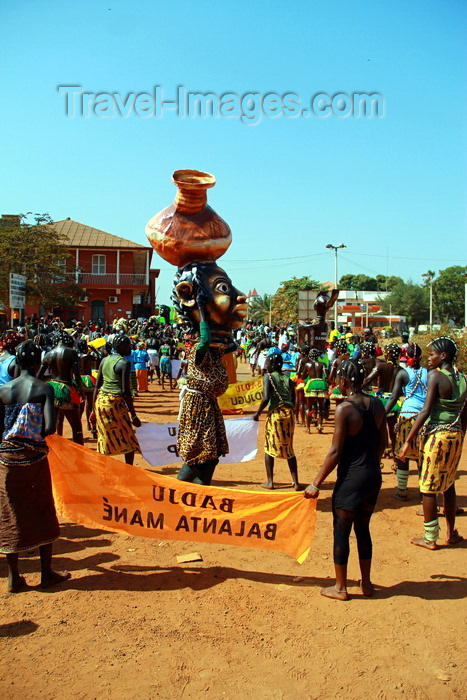 guinea-bissau65: Bissau, Guinea Bissau / Guiné Bissau: Amílcar Cabral Avenue, Carnival, parade / Avenida Amilcar Cabral, Carnaval, desfile - photo by R.V.Lopes - (c) Travel-Images.com - Stock Photography agency - Image Bank