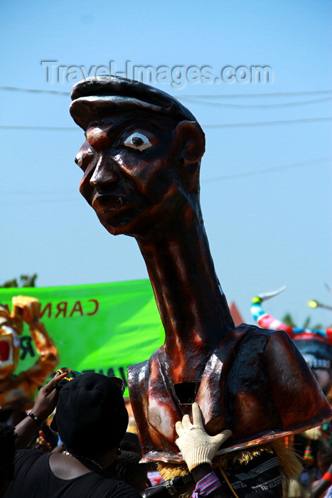 guinea-bissau66: Bissau, Guinea Bissau / Guiné Bissau: 3 de Agosto Avenue, Carnival, parade, mask of portuguese policeman from the colonial period / Avenida do 3 de Agosto, carnaval, desfile, máscara polícia português do período colonial - photo by R.V.Lopes - (c) Travel-Images.com - Stock Photography agency - Image Bank