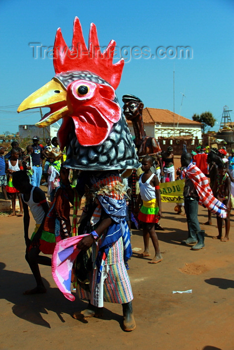 guinea-bissau68: Bissau, Guinea Bissau / Guiné Bissau: 3 de Agosto Avenue, Carnival, parade, mask of a chicken / Avenida do 3 de Agosto, Carnaval, desfile, máscara de uma galinha - photo by R.V.Lopes - (c) Travel-Images.com - Stock Photography agency - Image Bank