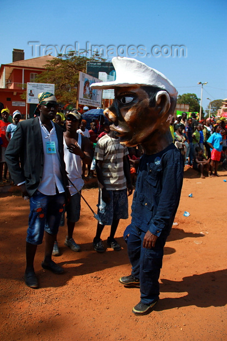 guinea-bissau69: Bissau, Guinea Bissau / Guiné Bissau: 3 de Agosto Avenue, Carnival, parade, mask of a portuguese policeman from the colonial period / Avenida do 3 de Agosto, carnaval, desfile, máscara polícia português do período colonial - photo by R.V.Lopes - (c) Travel-Images.com - Stock Photography agency - Image Bank