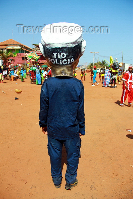 guinea-bissau70: Bissau, Guinea Bissau / Guiné Bissau: 3 de Agosto Avenue, Carnival, parade, mask of a portuguese policeman from the colonial period / Avenida do 3 de Agosto, Carnaval, desfile, máscara polícia português do período colonial - photo by R.V.Lopes - (c) Travel-Images.com - Stock Photography agency - Image Bank