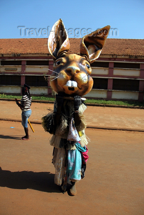 guinea-bissau71: Bissau, Guinea Bissau / Guiné Bissau: 3 de Agosto Avenue, Carnival, parade, mask of a rabbit / Avenida do 3 de Agosto, Carnaval, desfile, máscara de um coelho - photo by R.V.Lopes - (c) Travel-Images.com - Stock Photography agency - Image Bank