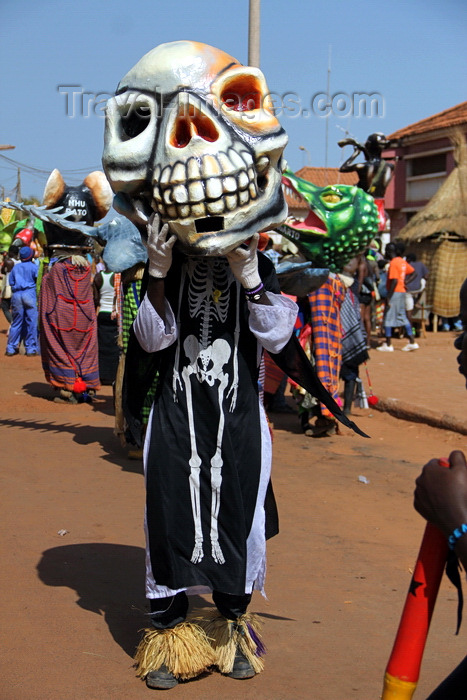 guinea-bissau72: Bissau, Guinea Bissau / Guiné Bissau: 3 de Agosto Avenue, Carnival, parade, mask of a skeleton / Avenida do 3 de Agosto, Carnaval, desfile, máscara de um esqueleto - photo by R.V.Lopes - (c) Travel-Images.com - Stock Photography agency - Image Bank