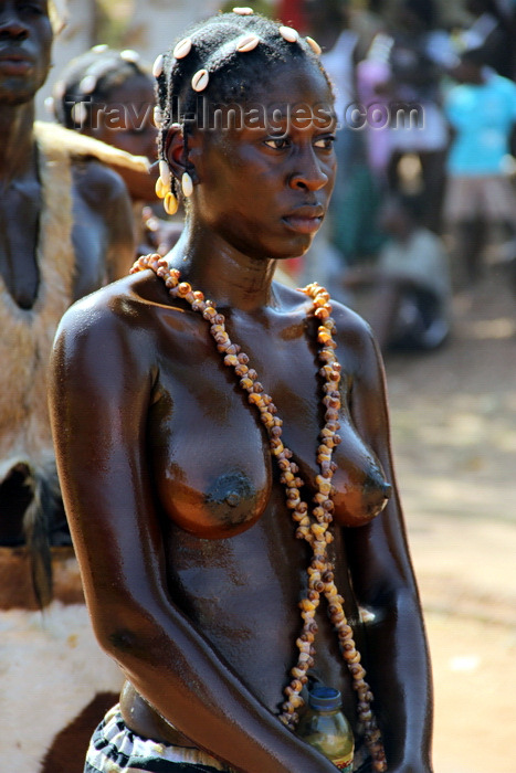 guinea-bissau73: Bissau, Guinea Bissau / Guiné Bissau: young woman with skin covered in oil - Carnival parade - 3 de Agosto Avenue / Avenida do 3 de Agosto, Carnaval, desfile, mulher - photo by R.V.Lopes - (c) Travel-Images.com - Stock Photography agency - Image Bank