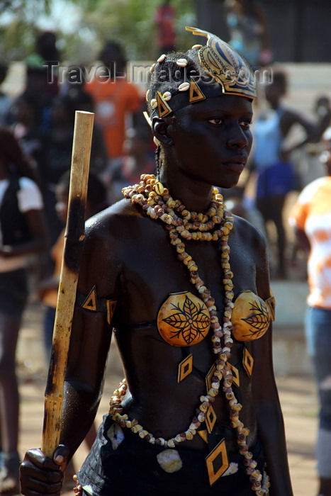 guinea-bissau74: Bissau, Guinea Bissau / Guiné Bissau: 3 de Agosto Avenue, Carnival, parade, woman / Avenida do 3 de Agosto, Carnaval, desfile, mulher - photo by R.V.Lopes - (c) Travel-Images.com - Stock Photography agency - Image Bank