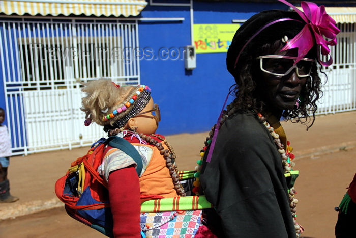 guinea-bissau75: Bissau, Guinea Bissau / Guiné Bissau: 3 de Agosto Avenue, Carnival, parade, woman with doll / Avenida do 3 de Agosto, Carnaval, desfile, mulher boneco - photo by R.V.Lopes - (c) Travel-Images.com - Stock Photography agency - Image Bank