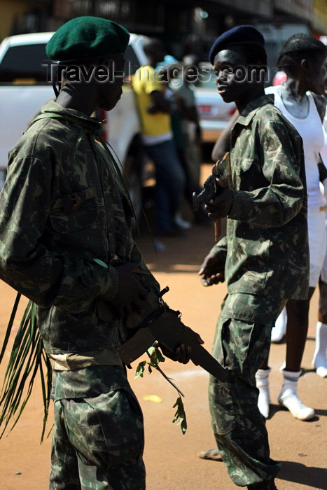 guinea-bissau76: Bissau, Guinea Bissau / Guiné Bissau: 3 de Agosto Avenue, Carnival, parade, children masks of military / Avenida do 3 de Agosto, Carnaval, desfile, crianças mascaradas de militares - photo by R.V.Lopes - (c) Travel-Images.com - Stock Photography agency - Image Bank