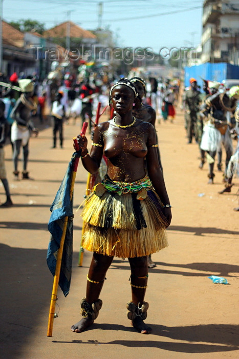 guinea-bissau77: Bissau, Guinea Bissau / Guiné Bissau: Domingos Ramos Avenue, Carnival, women parade / Avenida Domingos Ramos, Carnaval, mulheres a desfilar - photo by R.V.Lopes - (c) Travel-Images.com - Stock Photography agency - Image Bank