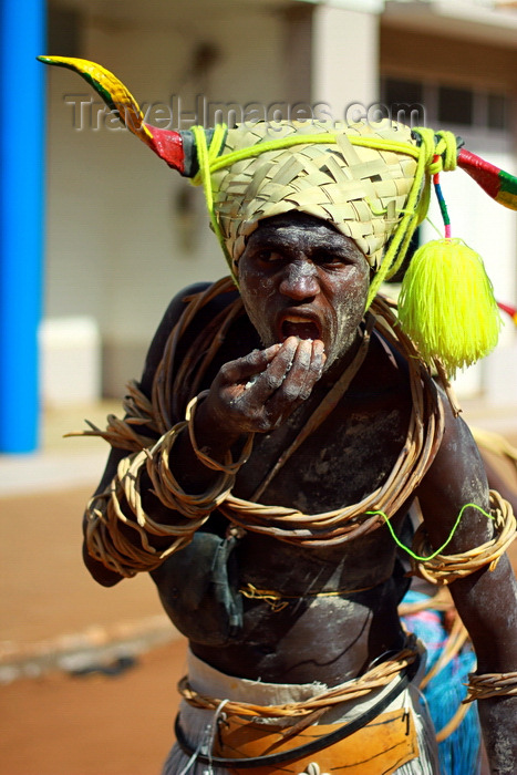 guinea-bissau78: Bissau, Guinea Bissau / Guiné Bissau: Avenida Domingos Ramos, Carnival, masked man eating / Avenida Domingos Ramos, carnaval, homem mascarado a comer - photo by R.V.Lopes - (c) Travel-Images.com - Stock Photography agency - Image Bank