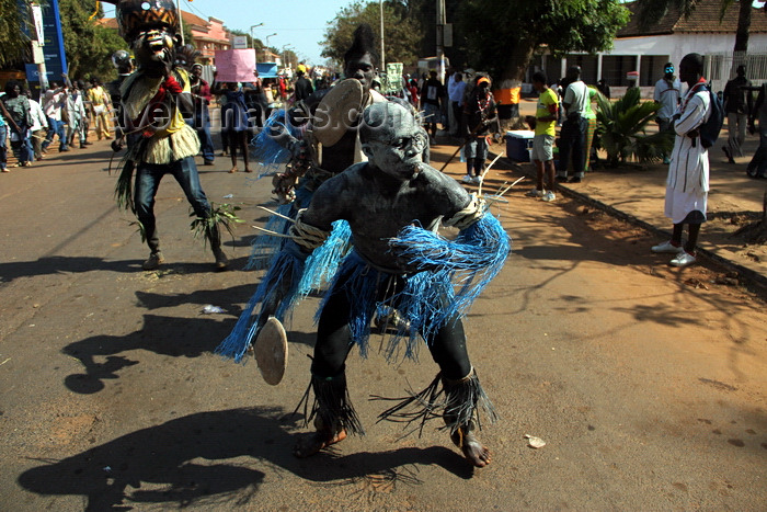 guinea-bissau79: Bissau, Guinea Bissau / Guiné Bissau: Avenida Amílcar Cabral, Carnival, man to dance / Avenida Amilcar Cabral, carnaval, homem a dançar - photo by R.V.Lopes - (c) Travel-Images.com - Stock Photography agency - Image Bank