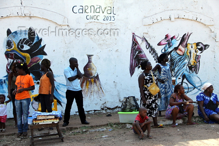 guinea-bissau80: Bissau, Guinea Bissau / Guiné Bissau: Avenida Amílcar Cabral, Carnival, men and womem, carnival mural, parade / Avenida Amilcar Cabral, carnaval, homens e mulheres, mural do carnaval, desfile - photo by R.V.Lopes - (c) Travel-Images.com - Stock Photography agency - Image Bank