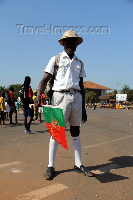 guinea-bissau81: Bissau, Guinea Bissau / Guiné Bissau: Avenida Amílcar Cabral, Carnival, young man with portuguese flag and Pith helmet / Avenida Amilcar Cabral, carnaval, jovem rapaz a desfilar com a bandeira Portuguesa e capacete colonial - photo by R.V.Lopes - (c) Travel-Images.com - Stock Photography agency - Image Bank