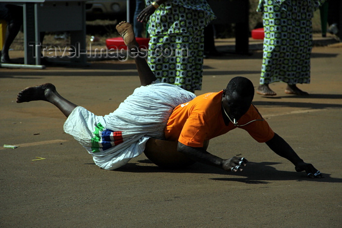 guinea-bissau82: Bissau, Guinea Bissau / Guiné Bissau: Avenida Amílcar Cabral, Empire square, Carnival, man to dance / Avenida Amilcar Cabral, praça do imério, carnaval homem a dançar - photo by R.V.Lopes - (c) Travel-Images.com - Stock Photography agency - Image Bank