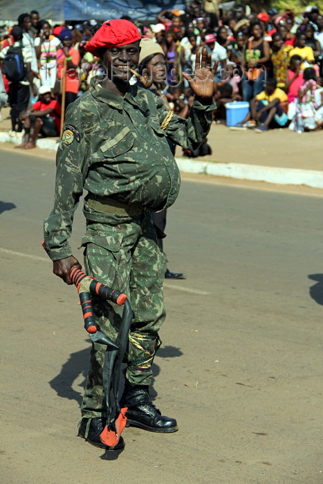 guinea-bissau83: Bissau, Guinea Bissau / Guiné Bissau: Avenida Amílcar Cabral, Empire Square, Carnival, man masked as a soldier - sling shot / Avenida Amilcar Cabral, homem mascarado de militar armado com uma fisga - photo by R.V.Lopes - (c) Travel-Images.com - Stock Photography agency - Image Bank