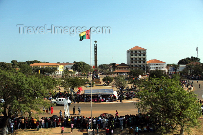 guinea-bissau85: Bissau, Guinea Bissau / Guiné Bissau: Avenida Amílcar Cabral, Empire Square, Carnival, view from top of the Presidential palace, Guiné-Bissau flag / Avenida Amilcar Cabral, Praça do Império, vista do cimo do palácio da presidência, bandeira da Guiné-Bissau - photo by R.V.Lopes - (c) Travel-Images.com - Stock Photography agency - Image Bank