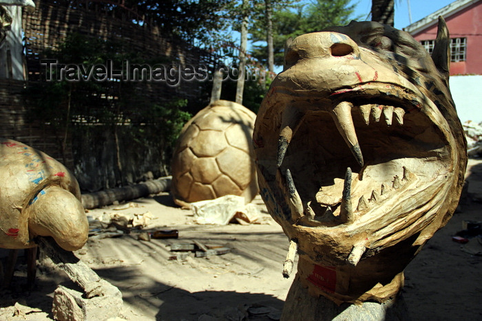 guinea-bissau87: Bissau, Guinea Bissau / Guiné Bissau: Sintra quarter, Carnival masks, preparation, dragon, turtle / Bairro ‘Sintra’, máscaras de Carnaval, preparação, dragão, tartaruga - photo by R.V.Lopes - (c) Travel-Images.com - Stock Photography agency - Image Bank