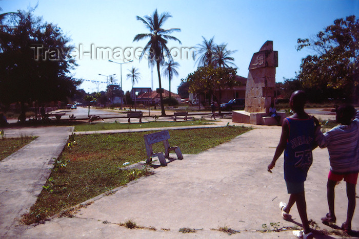 guinea-bissau9: Guinea Bissau / Guiné Bissau - Cacheu: square with colonial monument, marking 500 years upon the death of Henry, the Navigator - the town hosted the first Portuguese feitoria in Guinea / praça com monumento colonial Português, monumento ao Infante Dom Henrique, por Severo Portela Júnior (foto de / photo by Dolores CM) - (c) Travel-Images.com - Stock Photography agency - Image Bank