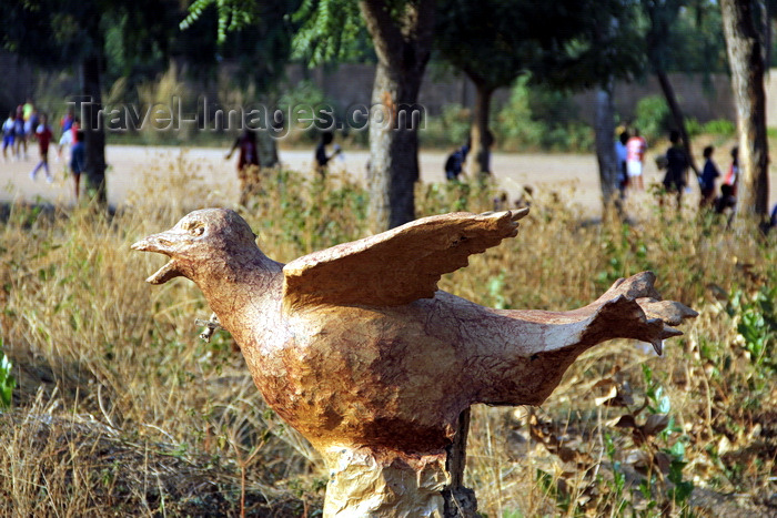 guinea-bissau94: Bissau, Guinea Bissau / Guiné Bissau: Bandim quarter, Carnival Masks, mask of a pigeon, representing freendon, children playing football / Bairro ‘Bandim’, máscaras de Carnaval, preparação, máscara de uma pomba, em representação da liberdade, crianças a jogar futebol - photo by R.V.Lopes - (c) Travel-Images.com - Stock Photography agency - Image Bank